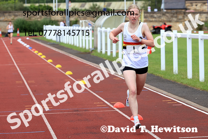 Girls 1500 metres, 2025 Northumberland Schools Track and Fields, Wentworth, Hexham. Photo: David T. Hewitson/Sports for All Pics